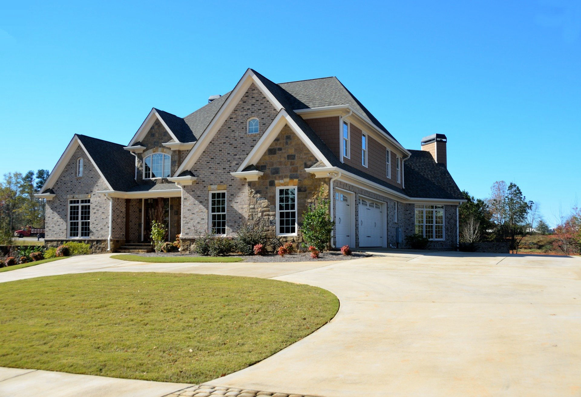 Image: House with curved driveway